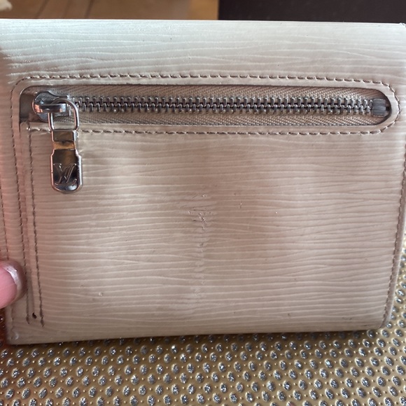 EUC Louis Vuitton Ivory Epi Leather Koala Wallet $275 - Picture 7 of 13
